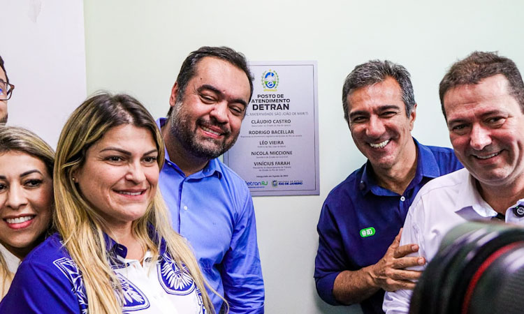 O governador Cláudio Castro, o presidente do Detran, Vinicius Farah, o prefeito de São João de Meriti, Léo Vieira (à direita) e a vice-prefeita de Meriti, Letícia Costa 