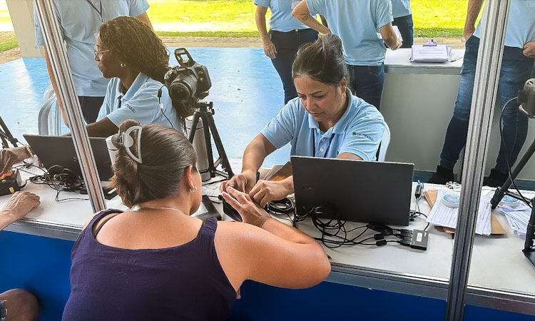 Atendimento a usuária no setor de identificação civil, com coleta de biometria