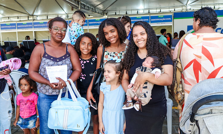 A manicure Pamela Porto, com o bebê ao colo, a sogra e os filhos: novas identidades