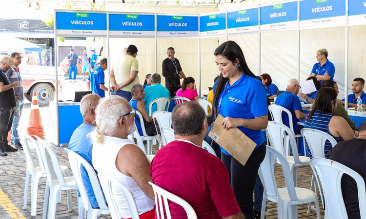Atendente do Detran RJ conversa com usuários durante o Detran Presente de Rio das Ostras