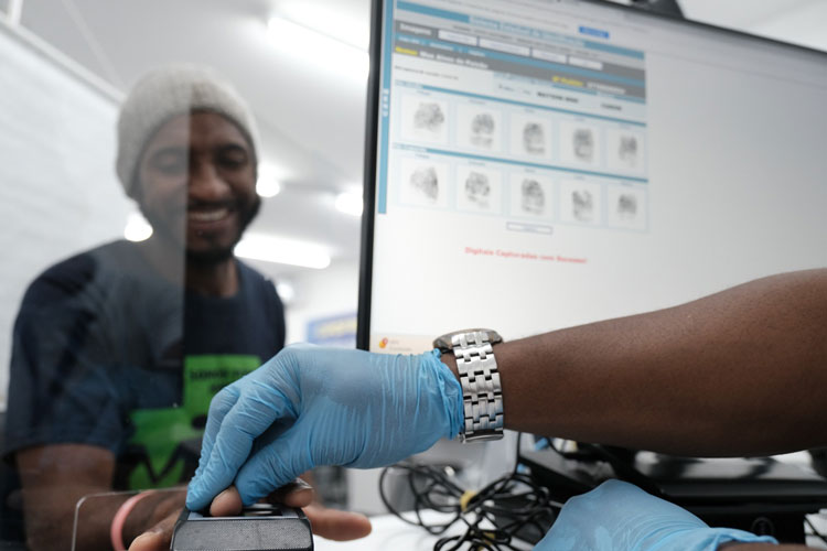 TJ-RJ e Detran-RJ fazendo atendimento a pessoas em situação de rua