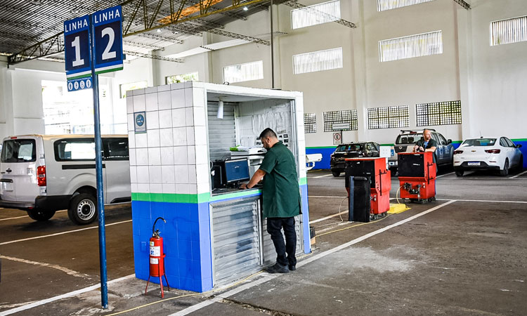 Vistoriador de costas anota informações no computador de linha de vistoria no posto de Angra dos Reis