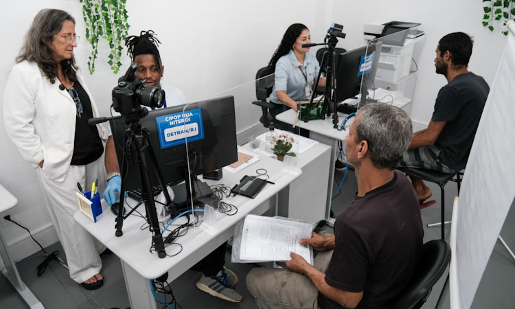 A desembargadora Cláudia Motta acompanha o atendimento a Edmilson Martins, no posto especial do Detran RJ para atender pessoas em situação de rua em Niterói