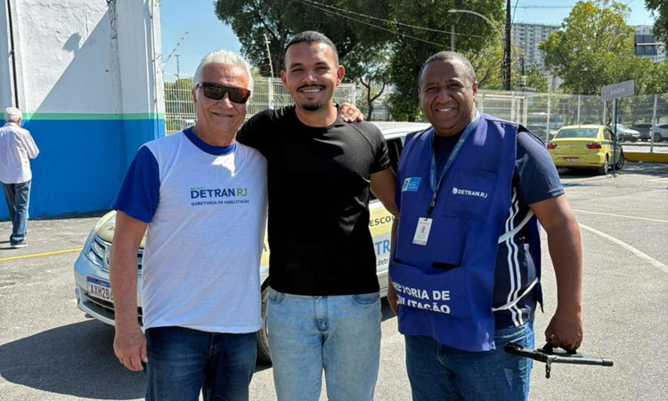 Rafael (ao centro) com instrutores da Escola Pública de Trânsito do Detran RJ