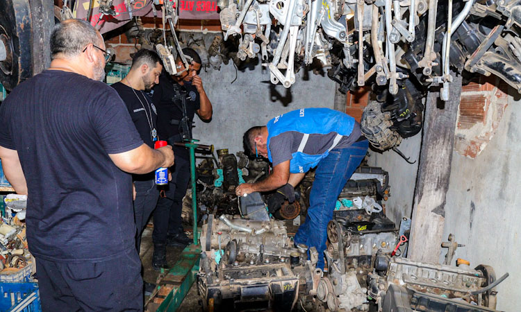 Agentes da Operação Desmonte inspecionam motores em ferro-velho de São Pedro da Aldeia